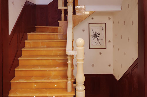 天柱中式别墅室内汉白玉石楼梯的定制安装装饰效果